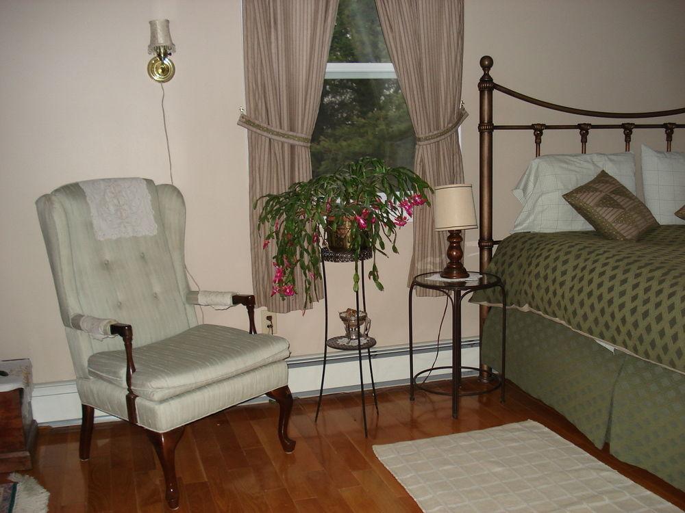 Tulips And Thistle B&B Труро Экстерьер фото